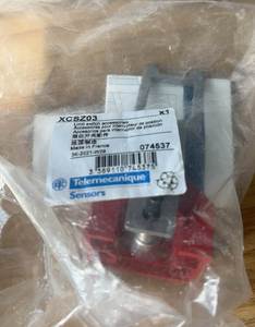Tout nouveau commutateur de sécurité <span class=keywords><strong>Schneider</strong></span> d'origine insert de clé XCSZ03 XCS-Z03 accessoire de commutateur au pied - Product Image 3