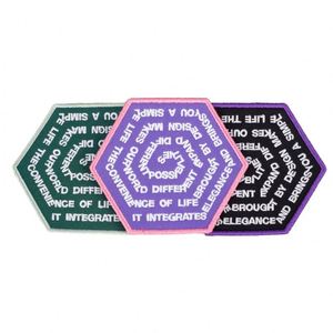 Écussons hexagonaux personnalisés pour uniformes scolaires, brodés par ordinateur, en sergé de polyester, vente en gros - Product Image 1