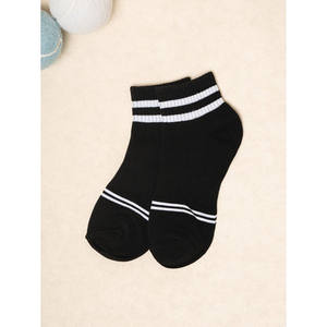 Calzini a collo singolo da uomo da uomo con stampa digitale bianca nera leggera in poliestere Spandex materiale ODM fornitura - Product Image 1