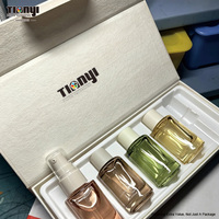 Boîte rigide personnalisée à couvercle articulé avec fermeture à languette, en papier écologique et logo gaufré pour échantillons de parfum et emballages cadeaux cosmétiques