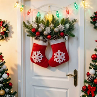 Karangan Bunga Sarung Tangan Natal Berlampu Merah, Karangan Bunga Pintu Depan, Hiasan Dinding Rumah Natal Musim Dingin dengan Buah Pinecone, Berry, dan Kepingan Salju