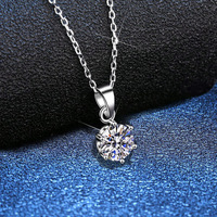 Collier pendentif classique pour femme, best-seller, avec moissanite d'un carat à six griffes, finition électroplaquée en forme de couronne