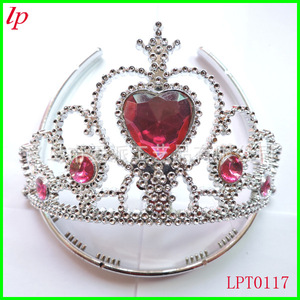 มงกุฎพลาสติกสีแดงกุหลาบแช่แข็ง LPT0117 แบบฝังขอบ สำหรับงานวันเกิด - Product Image 1