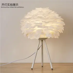 Lámpara de mesa moderna con plumas, luz de mesita de noche de hierro cromado, iluminación al por mayor para dormitorio, decoración del hogar, luz de mesa de lujo