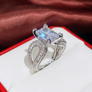 Anello scintillante quadrato a quattro punte per donna, elegante gioiello da dito alla moda - Product Image 4