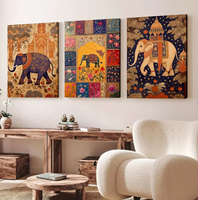La décoration murale dans le salon présente un ensemble de trois tableaux en bois faits à la main.