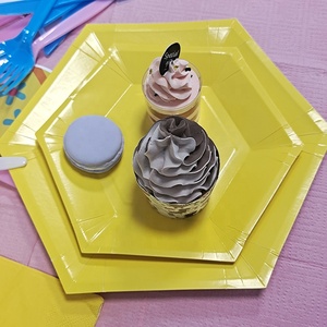 Piatti Usa e Getta Personalizzati Nuovi Esagonali Gialli da 7 o 9 Pollici, Piatti Biodegradabili per Cena - Product Image 6