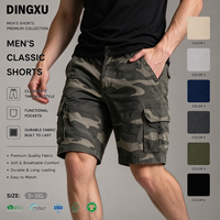 Shorts cargo camouflage pour homme avec passants de ceinture, fermeture frontale, poches obliques, poche à rabat boutonnée, longueur genou, ourlet côtelé, coupe ample pour usage tactique