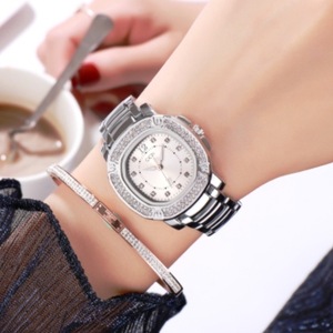 Montre élégante pour femme avec cadran carré, style étoilé scintillant, bracelet en alliage, mouvement à quartz - Product Image 2