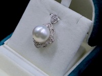 Collier pendentif unisexe Lucy Jewelry en or blanc 18 carats, dentelle de luxe entièrement sertie de diamants de qualité AAAA, perle blanche des mers du Sud certifiée NGTC