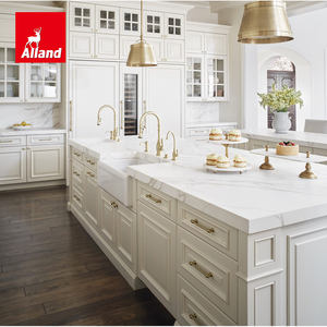 Armoires de cuisine en bois blanc antique de style français moderne de luxe Alland avec portes sculptées et îlot en marbre pour grandes maisons - Product Image 2