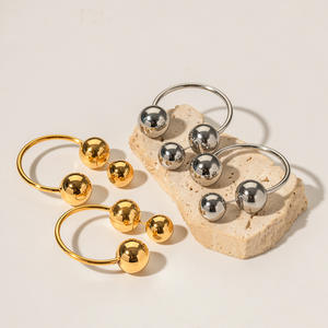 ग्रीष्मकालीन गहने अतिरंजित गेंद के आकार की झुकी इयररिंग्स 18k सोने की प्लेटेड स्टेनलेस स्टील हूप इयररिंग - Product Image 2