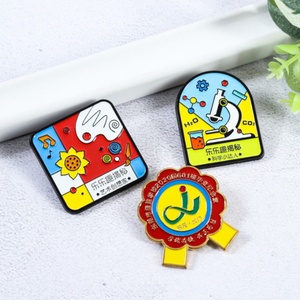 เข็มกลัดเคลือบแบบดรอปชิปปิ้ง เข็มกลัดแบบกำหนดเองพร้อมตราประทับ เข็มกลัดเคลือบแบบนิ่ม เข็มกลัดอีพ็อกซี่กลิตเตอร์ เข็มกลัดรูปใบมอนสเตอร่า - Product Image 2