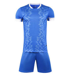 Conjunto de camiseta y pantalones cortos de fútbol amarillo transpirable de poliéster 100% personalizado unisex hecho en China para práctica de fútbol para adultos - Product Image 1