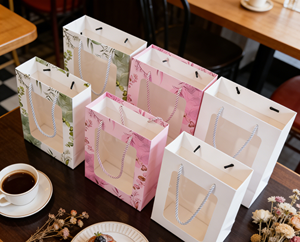 Bolsas de Regalo de Papel con Ventana Floral y Asa - Fábrica de Empaques de Lujo con Certificación FSC de Vietnam - Product Image 3