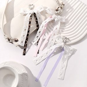 2025 mode personnalisé blanc évider amour arc motif léopard flotteur porte-clés sac pendentif - Product Image 1