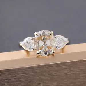 Cincin Pertunangan Tiga Batu Moissanite Trendi dengan Potongan OMC Moissanite Sampanye untuk Pasangan Pernikahan