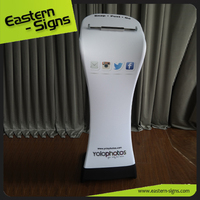 Station de partage de tablette Nouvel arrivage Photomaton à 360 ° Impression de logo personnalisé Toile de fond en tissu tendu Étagère pour tablette Salon professionnel