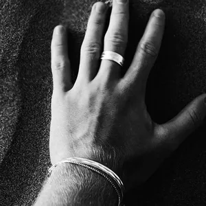 Anillo ancho de acero inoxidable chapado en oro, estilo punk simple, ideal para hombres, joyería fina, de eManco Dropshipping. - Product Image 4