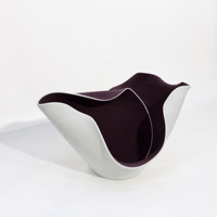 Vase en céramique ondulé irrégulier artistique, extérieur blanc moucheté, intérieur violet, décoration d'intérieur, pour table, mariage, salon