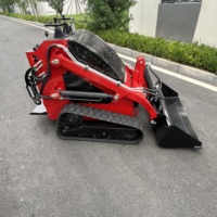 En stock, expédition rapide : Mini-chargeuse compacte multifonctionnelle avec attache inclinable et tarière pour travaux forestiers et déneigement municipal