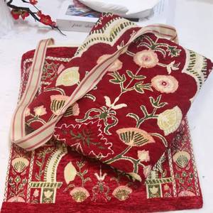 Alfombra de Oración Musulmana de Chenilla con Diseño Floral, Lavable, se Plega Fácilmente en un Bolso, el Regalo Religioso Más Vendido - Product Image 1