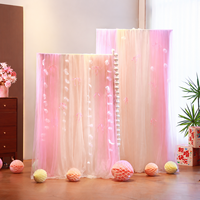 Rideau en gaze rose romantique pour toile de fond de mariage avec grande chaîne de perles florales, draperies en tulle transparent pour décoration de mariage