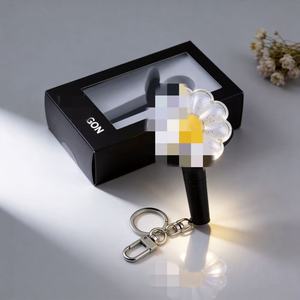 ¡Gran oferta en stock! Merchandising de <span class=keywords><strong>Bigbang</strong></span> G-DRAGON, llavero colgante de la serie Red Green Black Daisy Lightstick, regalo perfecto para fans. - Product Image 2