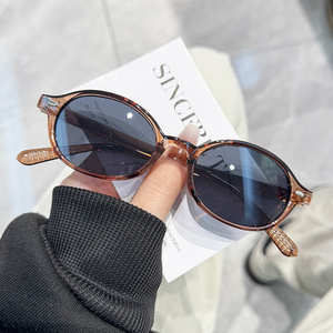 Gafas de Sol Redondas Retro Modernas e Individuales, Unisex, Marrón/Negro, Protección UV400, Cómodas para Uso en Exteriores, a la Moda - Product Image 4