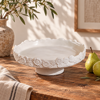 Plateau en céramique crème sur piédestal avec décor floral en relief, plateau décoratif pour la décoration moderne de la maison