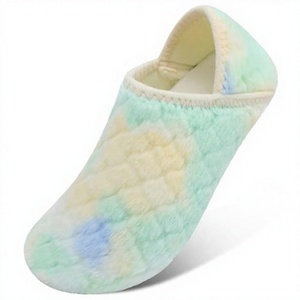 Pantuflas de felpa teñidas con efecto tie-dye, sandalias tipo mule sin cordones, de forro polar suave para uso en interiores, con logotipo personalizado. - Product Image 4