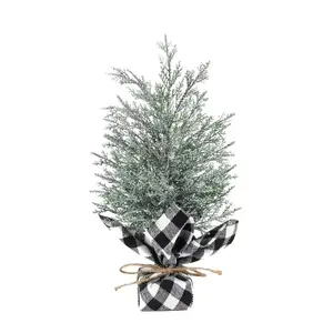 圣诞室内绿色树枝白色雪松聚氯乙烯点亮一棵小圣诞树，配有1 '1.5' 2 '2.5' 迷你桌面装饰品