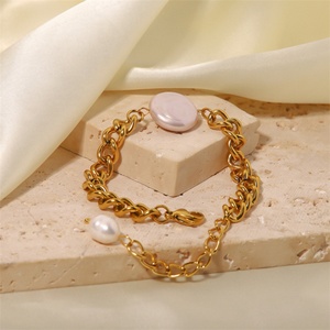 Pulsera de Perlas de Agua Dulce Chapada en Oro para Mujer, Estilo Vintage, con Cadena Cubana de Acero Inoxidable - Product Image 2