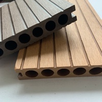 Dalles de terrasse WPC traditionnelles rondes creuses gaufrées en composite bois-plastique, emboîtables, pour extérieur, étanches et antidérapantes