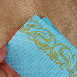 Toalla desechable de 33x45cm con estampado azul y verde para manicura, tatuajes y como protector de mesa - Product Image 2
