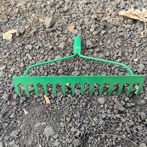 Râteau à tête en acier au carbone robuste pour le nivellement du sol, l'agriculture et l'aménagement paysager - Product Image 2