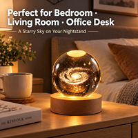 Lampe de chevet en cristal gravé au laser 3D représentant la Voie lactée, avec base en bois