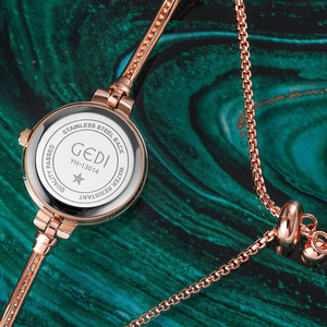 Montre-bracelet de luxe à quartz pour femme, étanche, avec bracelet sable mouvant, au design raffiné et élégant - Product Image 4
