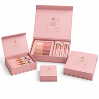 Palette de maquillage et ensemble de pinceaux dans une boîte rigide magnétique avec insert parfumé en papier gaufré pour une présentation élégante