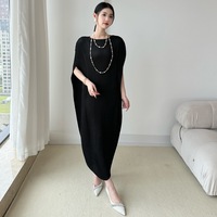 Gaun Pendek Plus Size Wanita Miyake Lipit Tidak Beraturan Longgar Kasual Pesta Malam Pinggang Alami 100% Poliester Model Kelelawar Dewasa