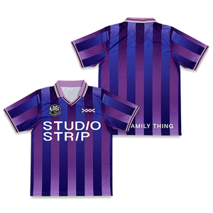 เสื้อฟุตบอล OEM สไตล์เรโทร แบบซับลิเมชั่น ชุดกีฬา แบบสั่งทำพิเศษ วินเทจ คลาสสิก ปักลายเสื้อฟุตบอล - Product Image 2
