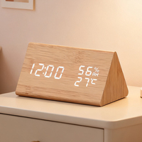 Horloge numérique de bureau en bois avec design triangulaire, alarme, commande vocale, affichage du calendrier, de la température et de l'humidité, horloge électronique de bureau