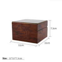 Coffret à montres en bois laqué rouge en gros 11x11x7.3cm avec coussin en velours blanc, logo en feuille d'or, MOQ 500, sérigraphie laser sans MOQ