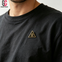 Broche en émail triangulaire personnalisée en usine avec la citation « We Trust Dogs », pour les amoureux des chiens, badge décoratif en métal pour les fans d'animaux, cadeau