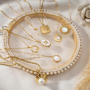 Collier simple et tendance avec pendentif géométrique plaqué or et breloque coquillage en acier inoxydable - Product Image 3