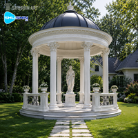 Pavillon de jardin en marbre blanc, rotunde classique en pierre sur mesure avec colonnes sculptées, toit en dôme et statue pour cour de villa