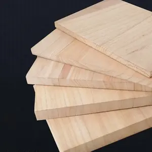 Prestazioni sportive di fabbrica che mostrano la rottura del Taekwondo di Karate in legno