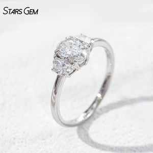 Anillo de Compromiso Clásico de Tres Piedras Personalizado Starsgem, Diamante Cultivado en Laboratorio de Corte Ovalado de 1.1 ct, Color D, Oro Sólido de 18K, Unisex - Product Image 2