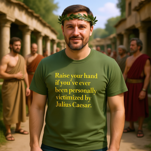 Maglietta 'Victimized By Caesar', T-shirt Impero Romano, Maglietta Meme Divertente, Regalo Scherzo Inadeguato, Maglietta 'Dumb Cursed' - Product Image 3