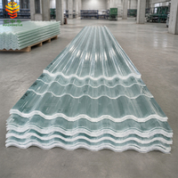Panneaux de toiture transparents ondulés en polycarbonate en plastique transparent ombrage solaire rentable en relief adapté à l'extérieur